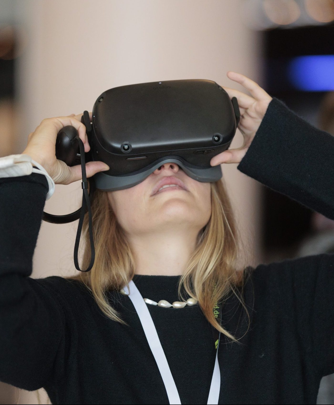 Foto für Exkursionen: eine Frau trägt eine VR-Brille